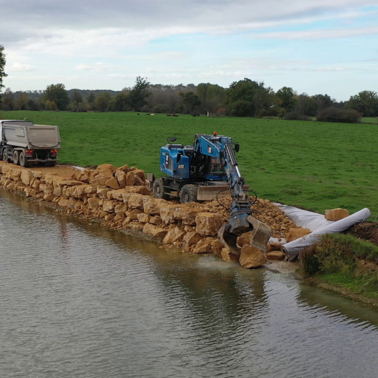 Livraison d'enrochement pour des travaux de rénovation de berges