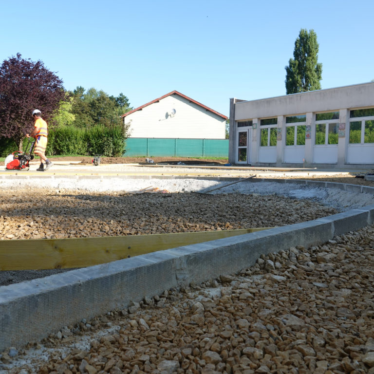 Mise en oeuvre de sous couche drainante pour une école.