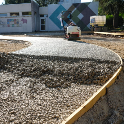 Mise en œuvre d'un béton drainant dans la rénovation d'une cour d'école